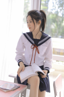 双腿挂他肩上撞击轻哼